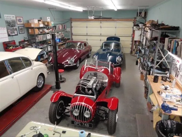 detached 4 car garage/workshop