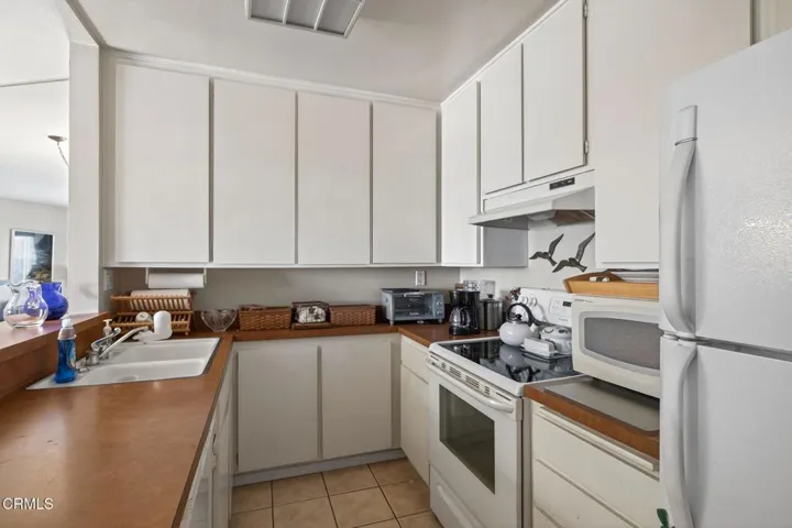 Peninsula kitchen area