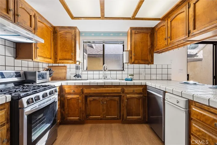 Roomy kitchen with lots of storage