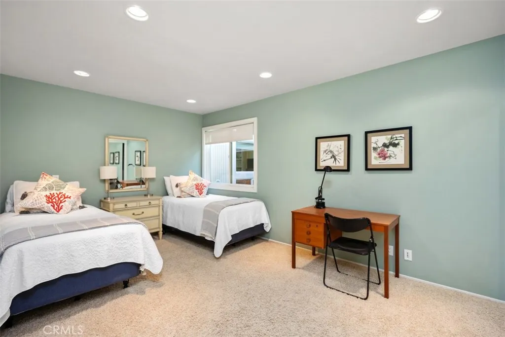 Secondary bedroom with two twin beds
