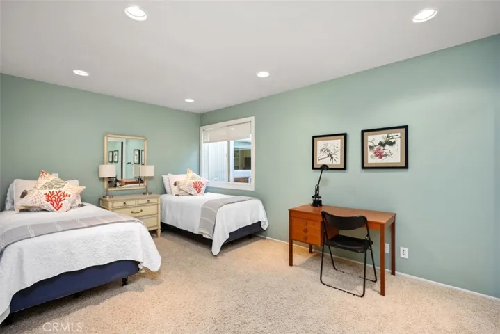 Secondary bedroom with two twin beds