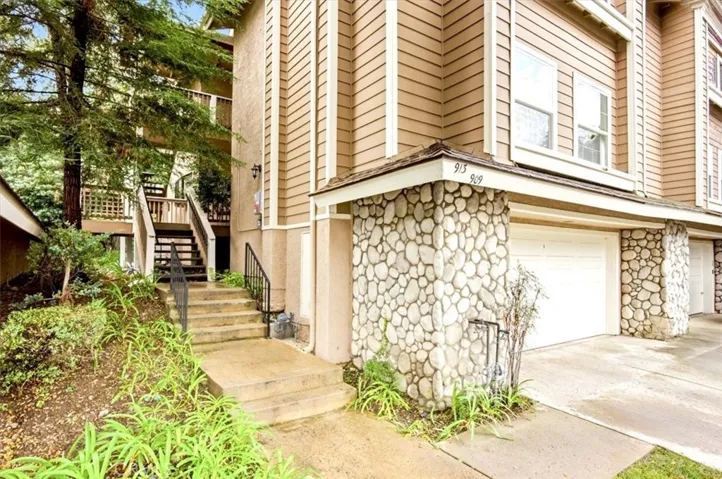 Welcome to 909 Lotus Circle