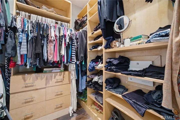 Walking Closet (1)