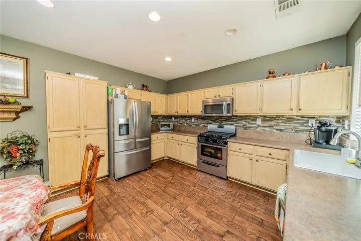 Beautiful upgraded kitchen