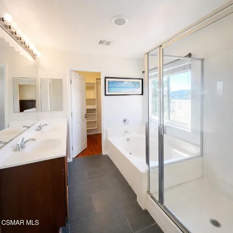 Lina's listing bathroom master