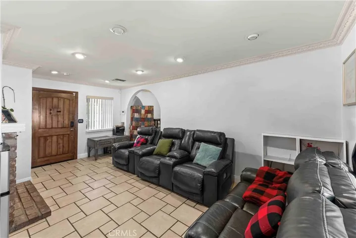 Living room
(virtually altered)