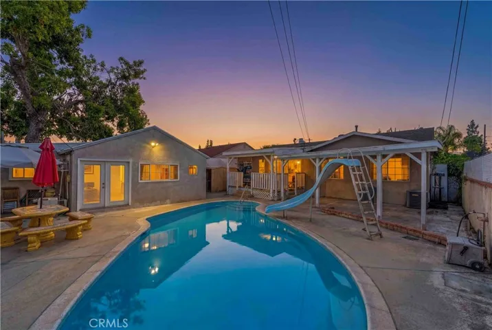 Pool
(virtually altered)