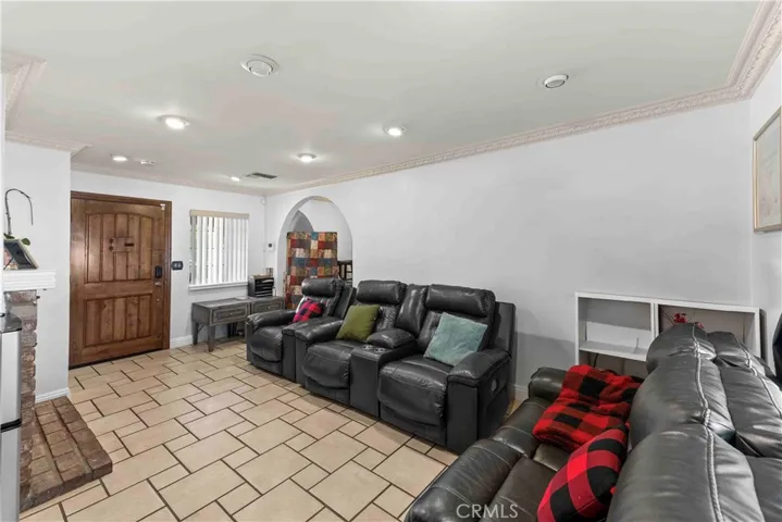 Living room
(virtually altered)