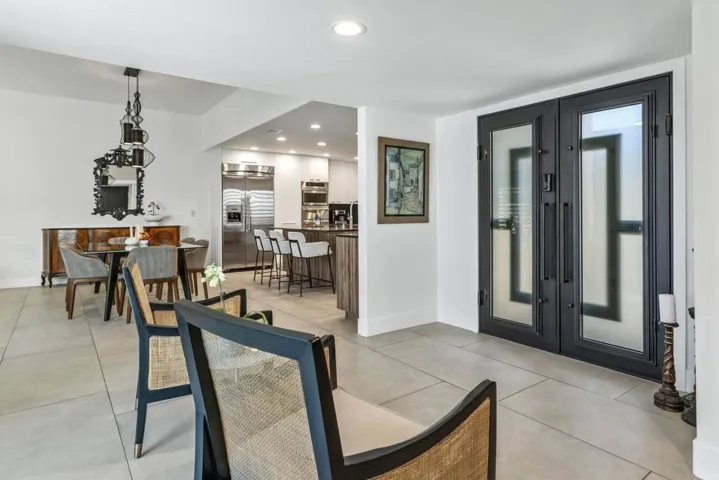 06 chairs to open kitchen