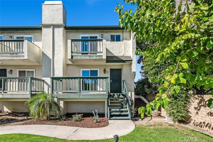 Welcome home, end unit with oversized 2 car garage