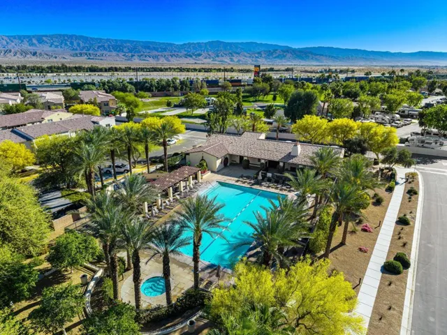 Large community pool & Clubhouse