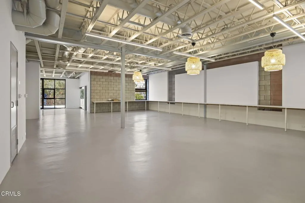 36-web-or-mls-UpmarketMedia-2110Main-114