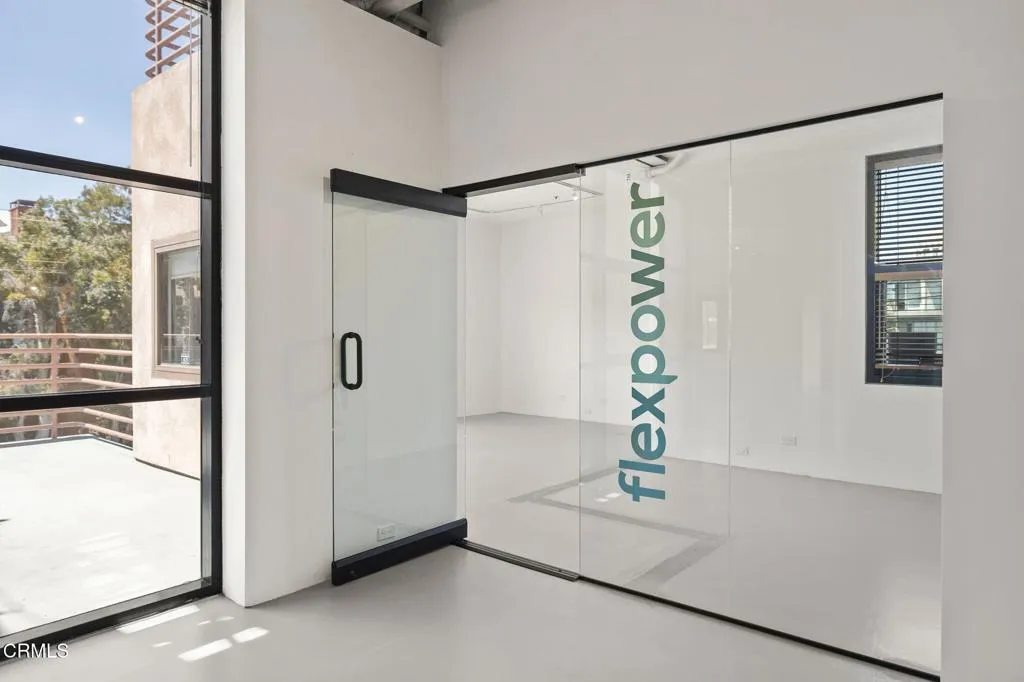 42-web-or-mls-UpmarketMedia-2110Main-135