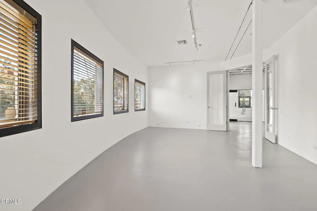40-web-or-mls-UpmarketMedia-2110Main-129