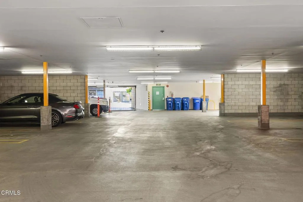 68-web-or-mls-UpmarketMedia-2110Main-221