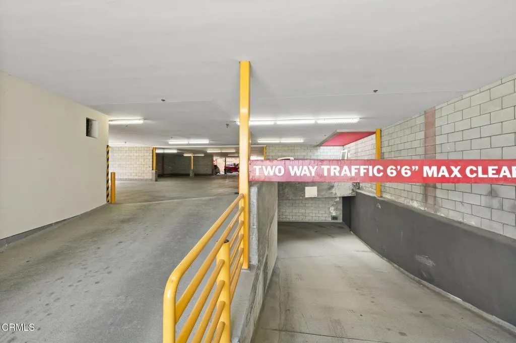 71-web-or-mls-UpmarketMedia-2110Main-231