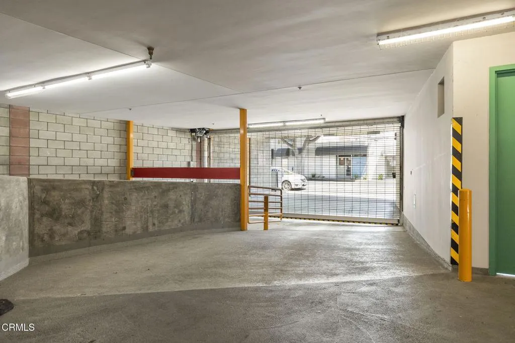 66-web-or-mls-UpmarketMedia-2110Main-216