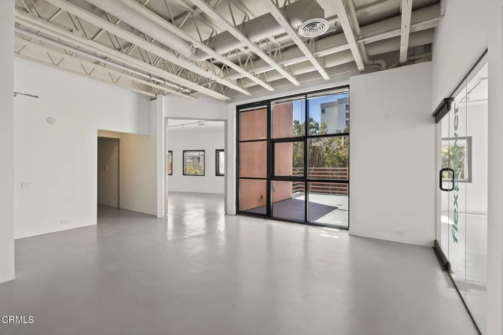 44-web-or-mls-UpmarketMedia-2110Main-162