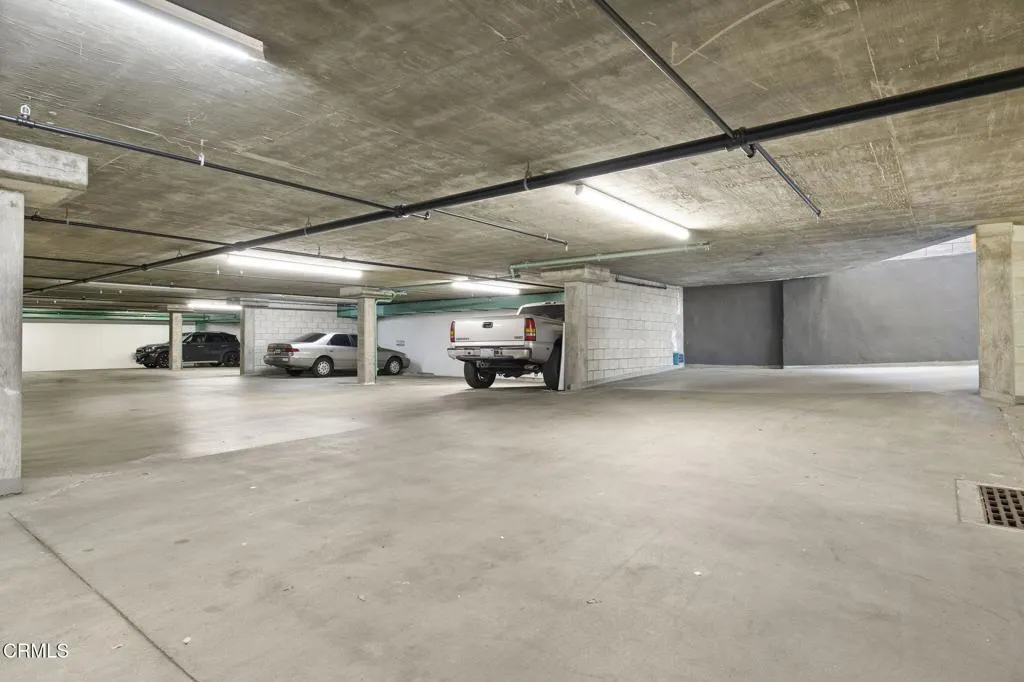 72-web-or-mls-UpmarketMedia-2110Main-237
