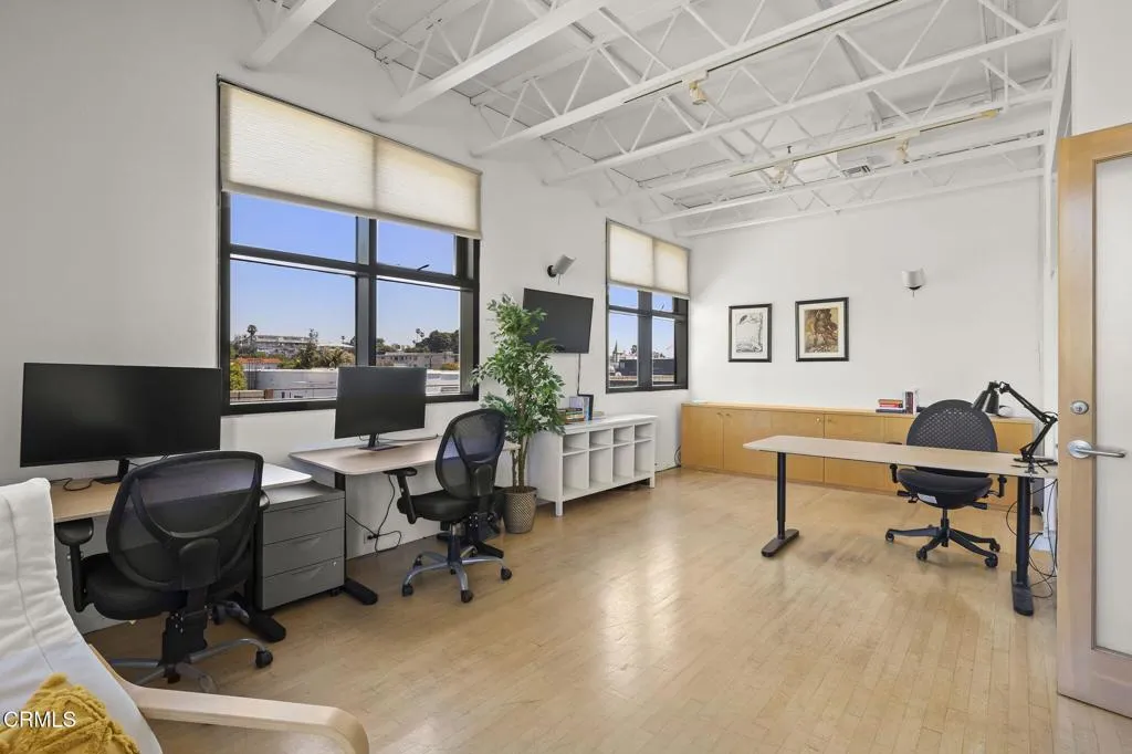 30-web-or-mls-UpmarketMedia-2110Main-90
