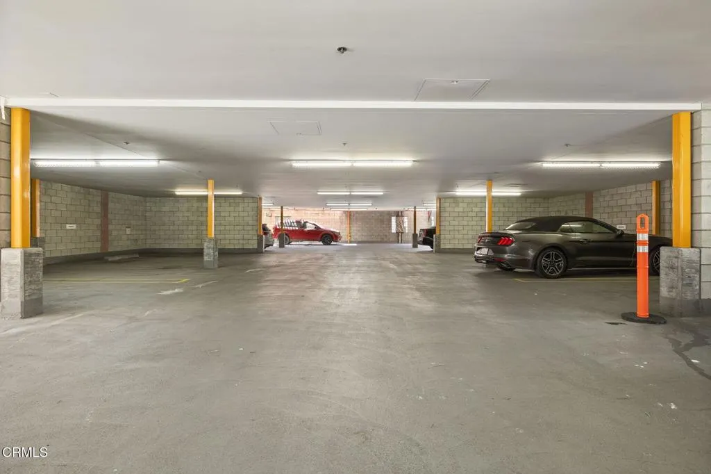 70-web-or-mls-UpmarketMedia-2110Main-228