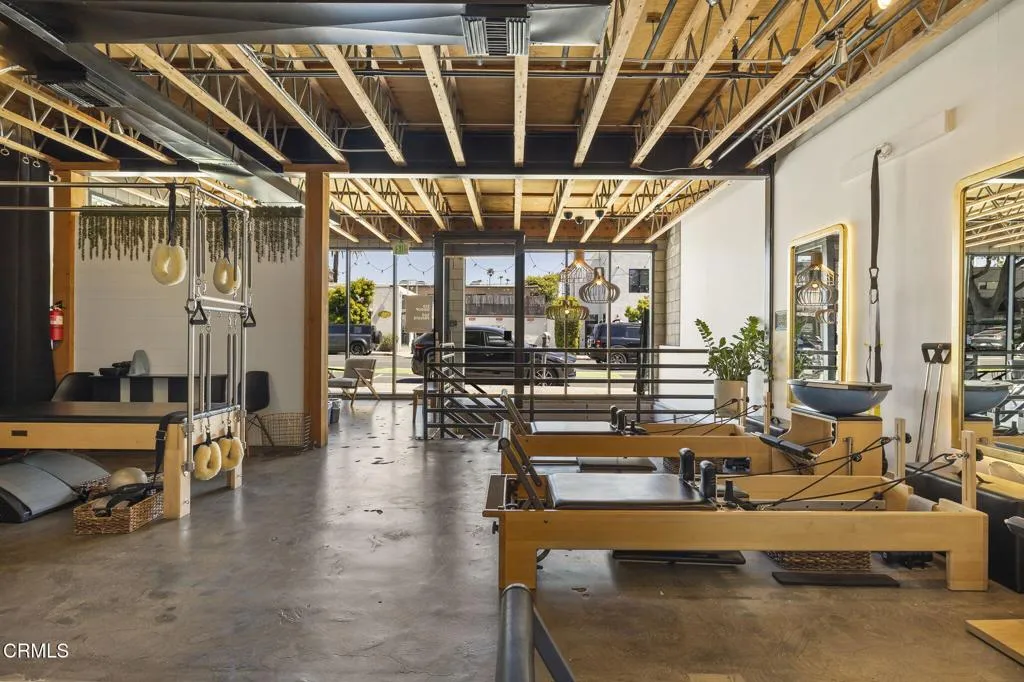 6-web-or-mls-UpmarketMedia-2110Main-12