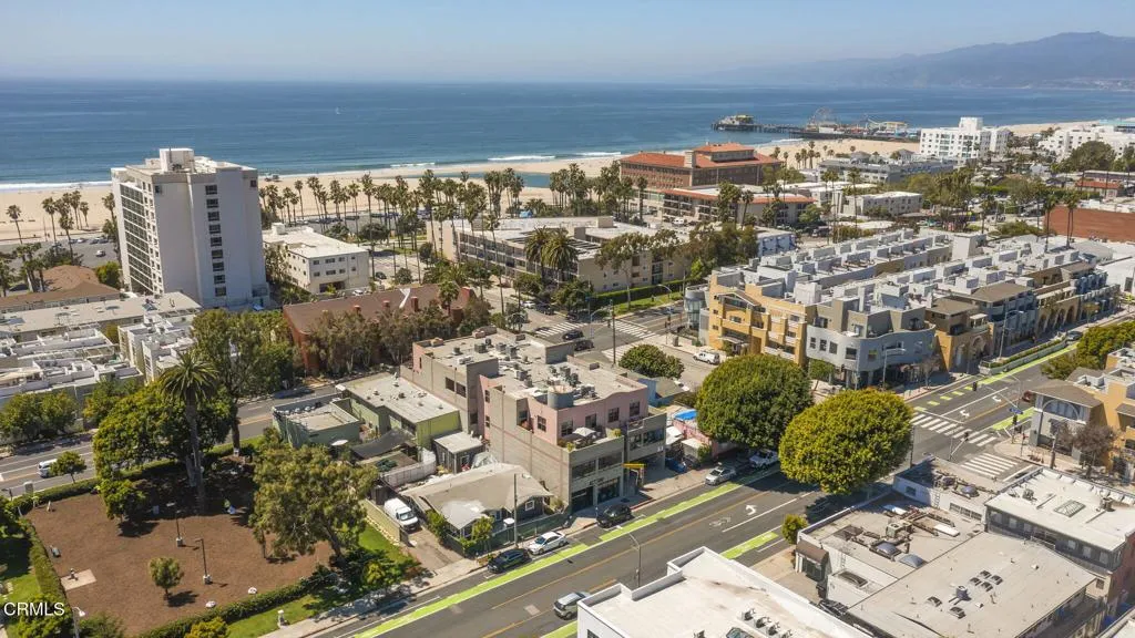 83-web-or-mls-UpmarketMedia-2110Main-aer
