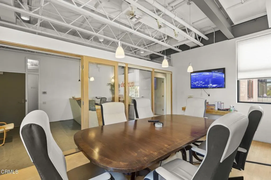 26-web-or-mls-UpmarketMedia-2110Main-72