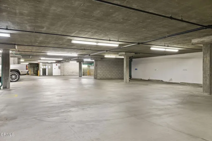 74-web-or-mls-UpmarketMedia-2110Main-243