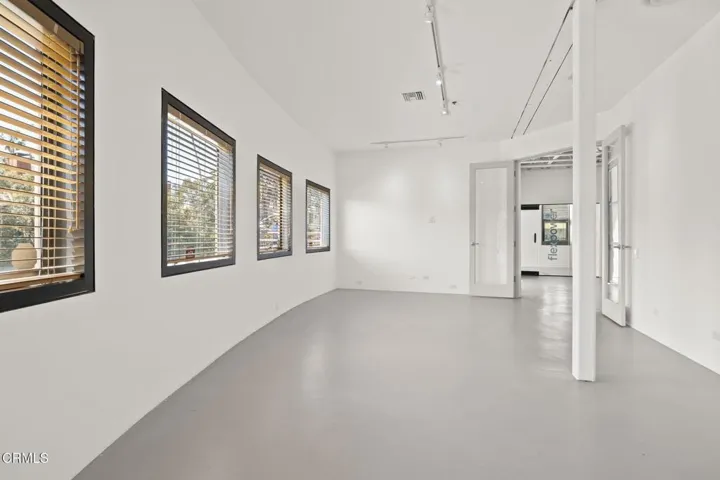 40-web-or-mls-UpmarketMedia-2110Main-129