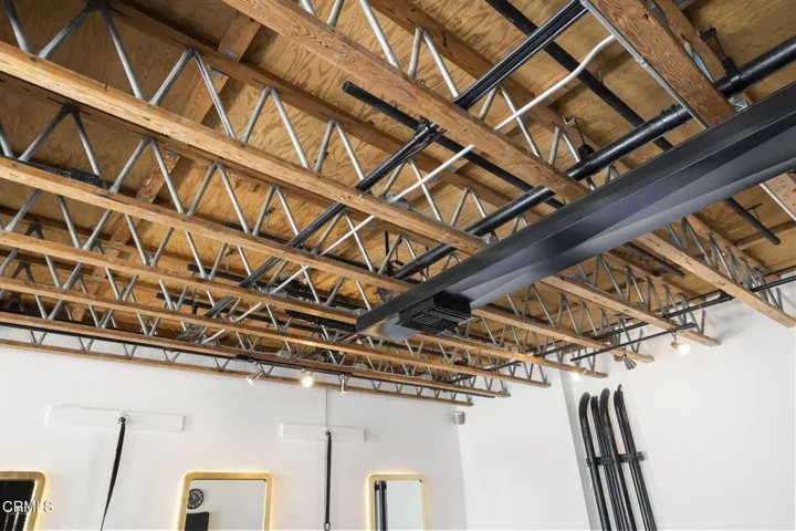 14-web-or-mls-UpmarketMedia-2110Main-41