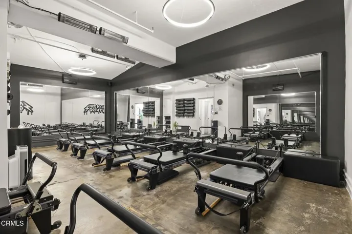 12-web-or-mls-UpmarketMedia-2110Main-27