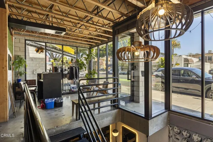 5-web-or-mls-UpmarketMedia-2110Main-9