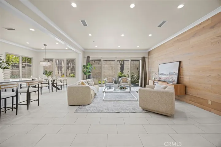 61 Bloomington, Irvine, California 92620