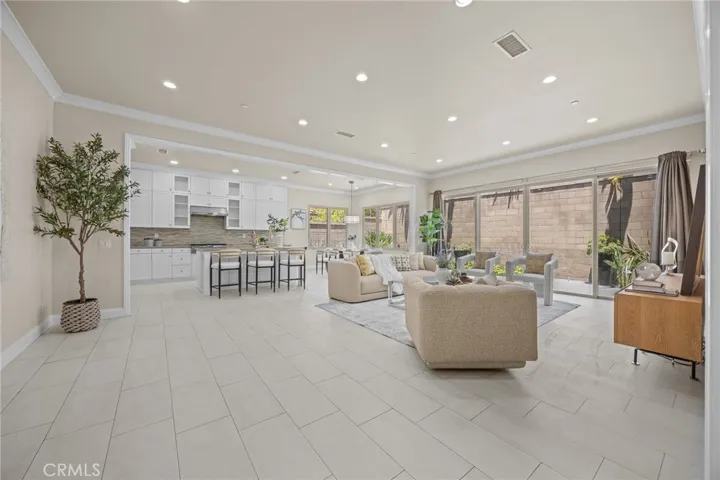 61 Bloomington, Irvine, California 92620