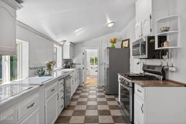 13-web-or-mls-Upmarketmedia_216Ful-046