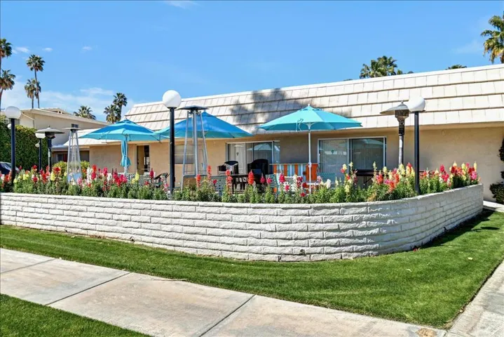 DB Garden Room Patio Snap Dragons