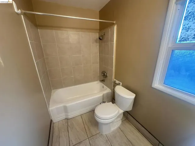 Full bath with toilet and shower / bathtub combination