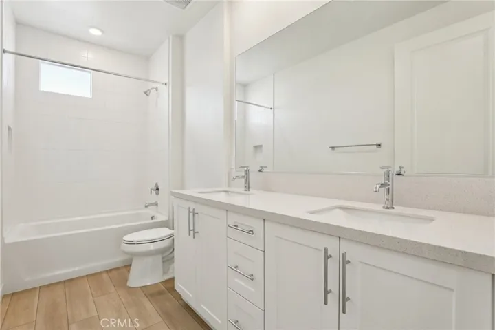 2nd Level Secondary Bathroom w/dual Vanity