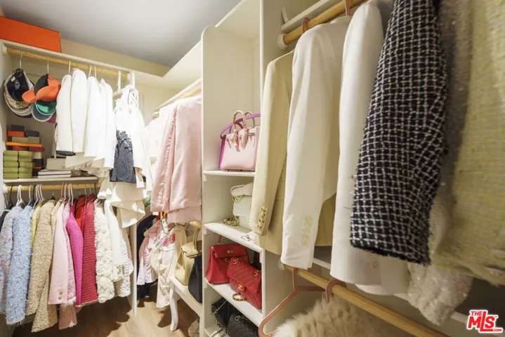 Inside of walk in closet in Pr