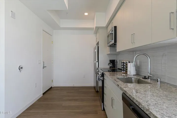 32-18900 Parthenia St-32