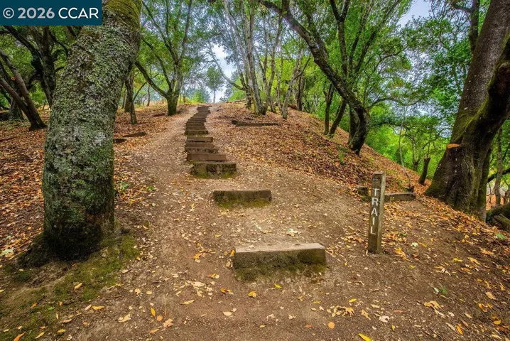 Direct trail access to Lafayette Rim Trail