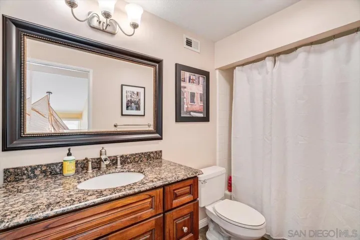 upstairs bathroom full