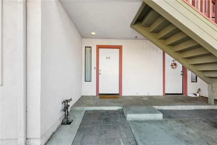 Ground level front entry