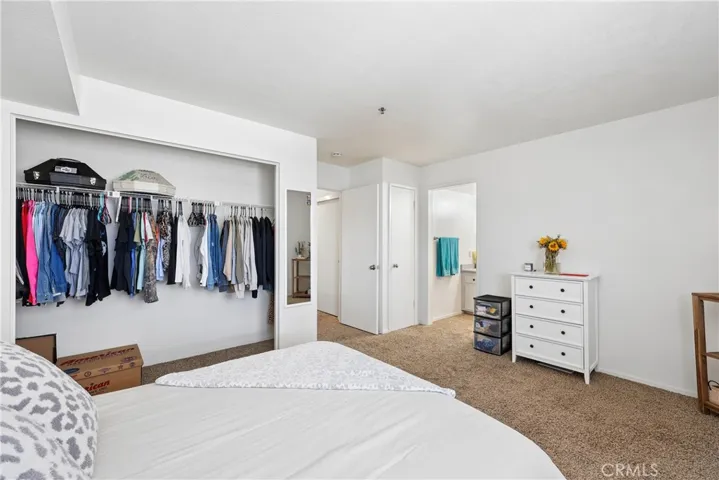 Ample space for desks or additional roommate