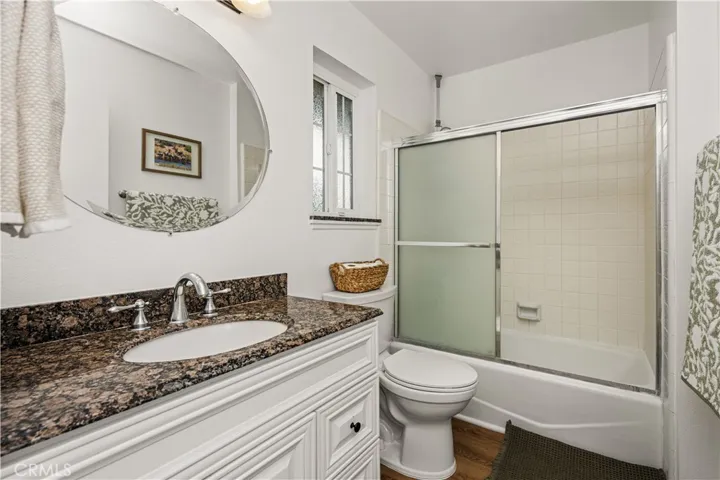 Bathroom - 1b/1ba