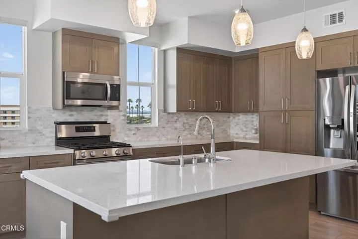 15-web-or-mls-Upmarketmedia_2850Wag402-0