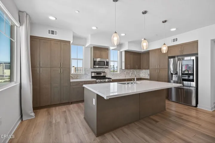 14-web-or-mls-Upmarketmedia_2850Wag402-0