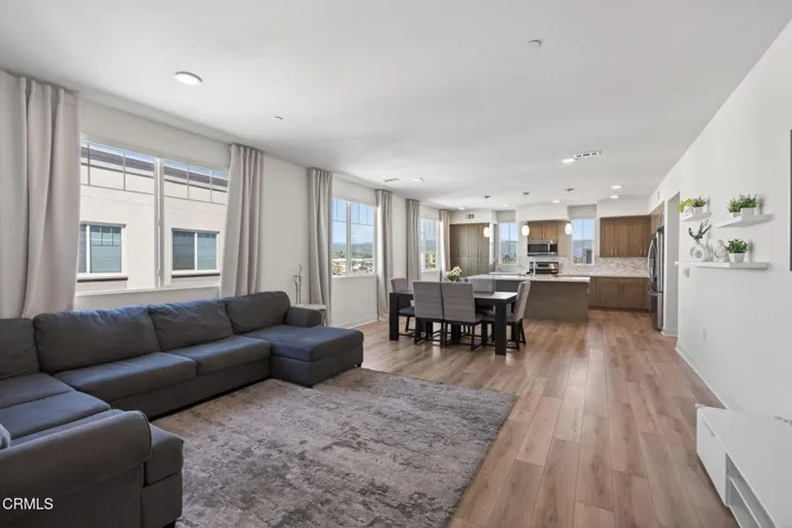 8-web-or-mls-Upmarketmedia_2850Wag402-02