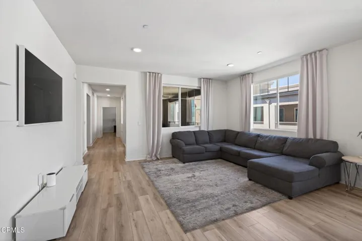 9-web-or-mls-Upmarketmedia_2850Wag402-02